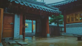 Sitting on the main hall of Hanok, I fall asleep while looking at the gate with the sound of rain.