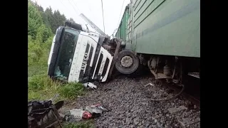 Виноват GPS-навигатор: поезд снес грузовик пьяного водителя в Калужской области