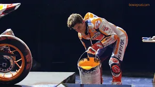 La curiosa forma que tiene Marc Márquez de pintar cuadros.