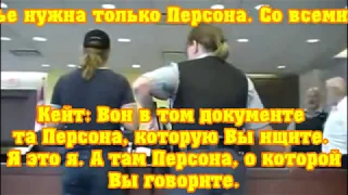 ЖИВОЙ МУЖЧИНА  СУВЕРЕН в зале суда морского права показывает пример поведения для закрытия