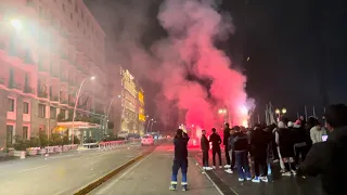 Delirio tifosi Napoli fuori hotel Milan: botti e fumogeni per disturbare i giocatori!