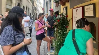 Turisti in fila davanti alle buchette del vino a Firenze: il video