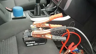 Comment démarrer une voiture juste avec une batterie de perceuse