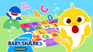 ¡Juguemos al escondite con la Familia Tiburón: Alfabetos en Inglés! | Baby Shark en español