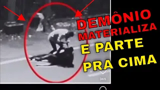 Demônio sai do corpo de um homem, se materializa e PARTE PRA CIMA do agressor