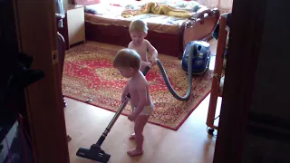 Двойняшки и пылесос / Twins vs a vacuum cleaner