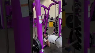 How to use a Smith machine ? (planet fitness workout)