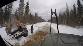 Переливы через дорогу. Бензовоз ушёл за бровку...