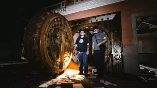 FOUND VAULT! INSIDE ABANDONED BANK What's Inside?