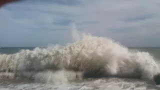 Сильный шторм в Алуште ! карусели и женщину чуть не смыло в море!!!