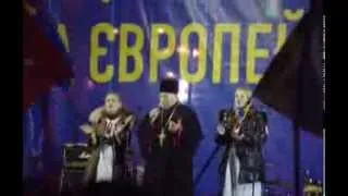 Ансамбль "Діти світла" і отець Вітольд Левицький на Майдані 2013