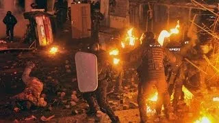 Protestors In Kiev Use Stun Grenades, Sticks And Fire Extinguishers To Attack Police