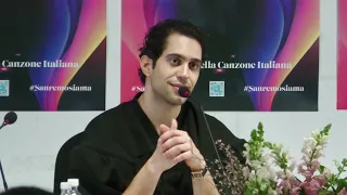 Sanremo 2024. Mahmood in conferenza spiega la nascita di Tuta gold