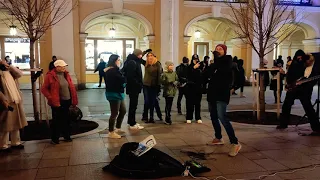 MONATIK - "Кружит" кавер группа Айдахо выступает у Гостиного Двора на Невском проспекте в Петербурге