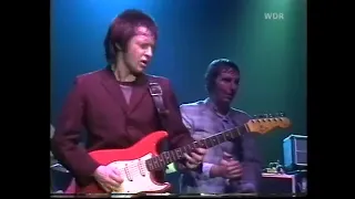 The way Lee Brilleaux drinks on stage (from Dr. Feelgood in Berlin, 1980)