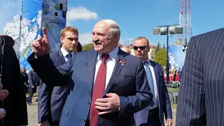 «Привет из России!». Гости Минска пообщались с Лукашенко на площади Победы