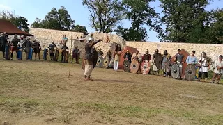 Presentation of Dacian soldiers and battle equipment