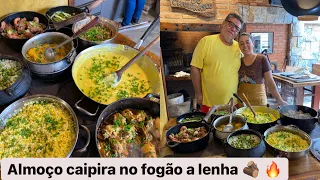 COZINHANDO COM MEU PAI UM ALMOÇO CAIPIRA BEM COMPLETO NO FOGÃO A LENHA