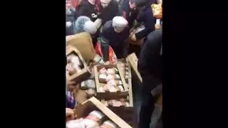 Давка в рязанском магазине за курицей по скидке