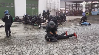 [Nieder mit den Hooligans] Bereitschaftspolizei Leipzig zeigt Wasserwerfer, Sonderwagen und BFE