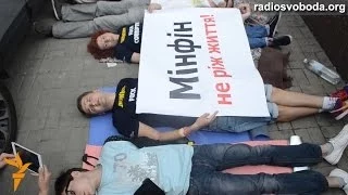 Тяжко хворі активісти влаштували лежачий протест під Міністерством фінансів України