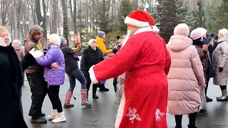 ЖУРАВЛИ, ЖУРАВЛИ, ЖУРАВЛИ УЛЕТАЮТ!🕺💃👍/ТАНЦЫ В ПАРКЕ ГОРЬКОГО ХАРЬКОВ ЯНВАРЬ 2022