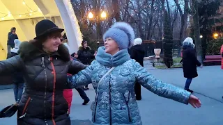 А МНЕ БЫ, А МНЕ БЫ!💃🕺☀️/ТАНЦЫ В ПАРКЕ ГОРЬКОГО ХАРЬКОВ ДЕКАБРЬ 2021