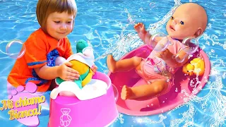 La bambina Bianca gioca in piscina con i suoi giocattoli preferiti. Giochi con l’acqua per bambini