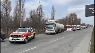 Бензовоз и колона автобусов едут в Бердянск из Запорожья.