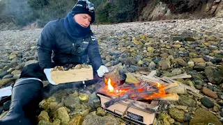 Japanese Fisherman Makes Seafood Ajillo on a Deserted Island While Being Attacked by Monkeys!