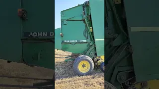 В работа пресс-подборщик JOHN DEERE 550. Видео от клиента