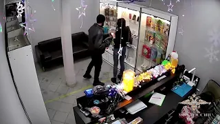 Мужчина ограбил магазин, угрожая продавцу вешалкой