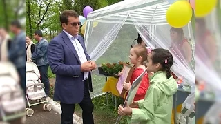 Мэр Казани посетил благотворительную ярмарку в гимназии №19