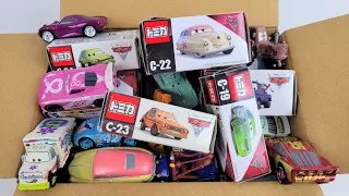 I put together Tomica Cars on cardboard. I'll put more and more minicars in the same picture box !!