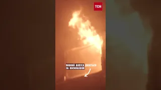 🔥 Потужна пожежа посеред ночі в Києві! Величезний стовп вогню та диму!