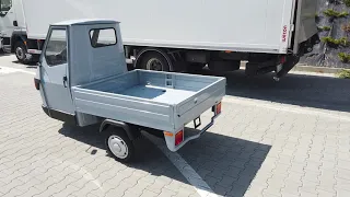 Piaggio Ape 50 w kolorze szarym w wersji pick-up.