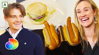 4-stjerners middag | Aleksander Sæterstøl serverer pølse i brød og burger | discovery+ Norge