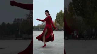 ♫♪🎶 Красотка 🔝💘ЦинЦин🔔💃Тюльпан на ландыш не похож ♪ ♪💃Супер Танец 💃Взаимный Автограф  ♪ 🎶 💘🔔 #Shorts