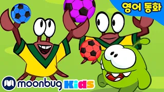 옴놈과 함께 영어로 놀자 10 | 색깔 공부 | Om Nom cuts out and colors paper shapes | ABC | 문복키즈 | Moonbug Kids 인기만화