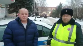 В Омске автоинспекторы помогли быстро доставить в больницу ребёнка, случайно проглотившего монетку