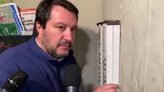Salvini citofona a casa di un tunisino: "Lei spaccia?"