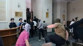 Люди в балаклавах пытаются ворваться в мэрию Харькова