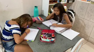 KAMYLINHA E JÚLIA FAZENDO AS ATIVIDADES 😱