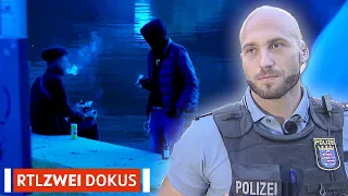 Joint drehen auf offener Straße?! | Polizei im Einsatz | RTLZWEI Dokus