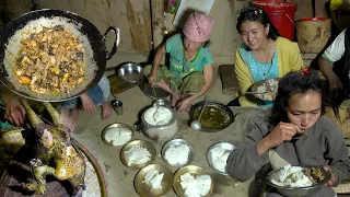 Local chicken curry and Rice eaten with guests in Village kitchen || Dinner together in the village