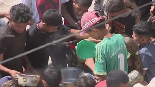 Volunteers distribute food in camp for displaced Palestinians in Gaza