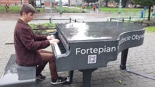 █▬█ ▐ ▀█▀ chłopak gra Etiudę Rewolucyjną F. Chopina na ulicy