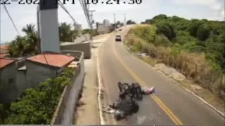 Acidente  Colisão frontal entre duas motos na praia Búzios