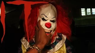TAKING OFF PENNYWISE MASK OMG THIS IS HOW HE LOOKS!!!!!!