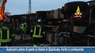 Autocarro pieno di pasta si ribalta in Basilicata. Ferito il conducente